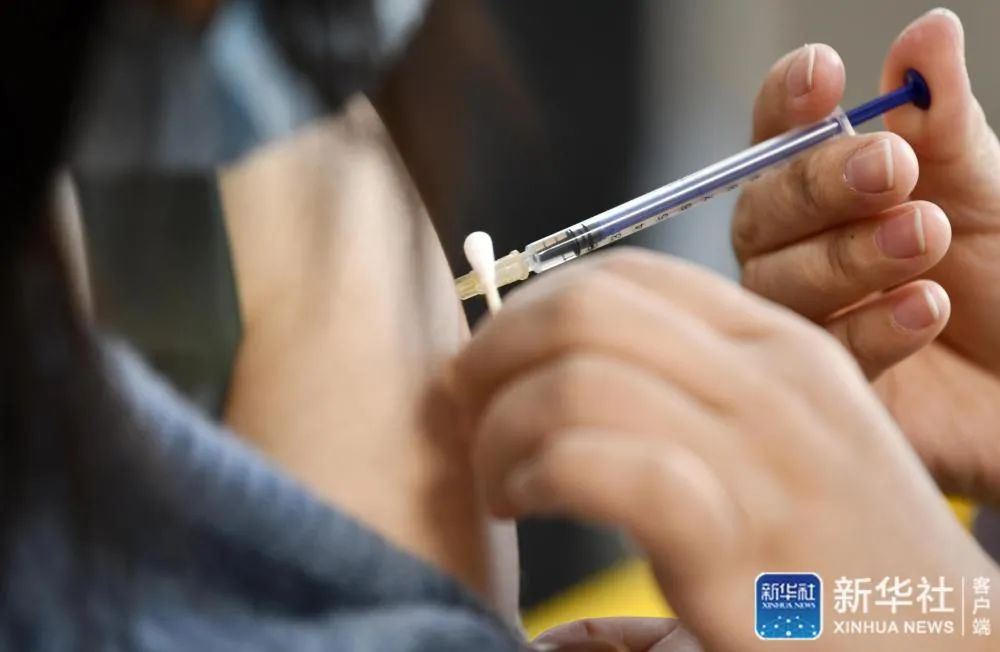　　1月5日，在天津市薊州區興華大街社區衛生服務中心，醫務人員給疫苗接種者注射。新華社記者 李然 攝