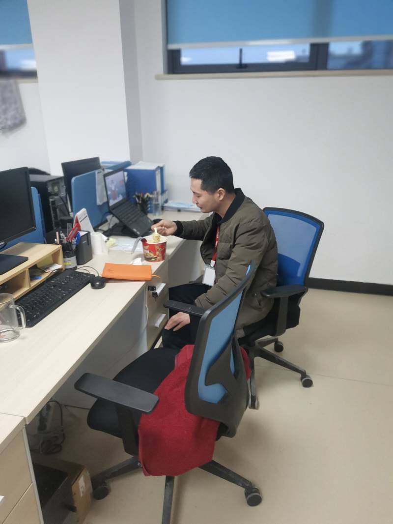 1649987279452755Lq4y.jpg 開(kāi)發(fā)部張林海,在疫情爆發(fā)的時(shí)候毅然決然從新昌來(lái)到了上海,真正的逆行者,和上海的開(kāi)發(fā)部同事一起共克時(shí)艱(1).jpg